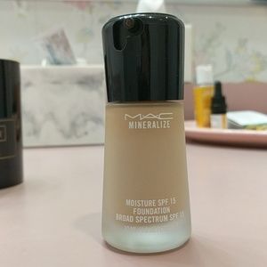 MAC Cosmetics Mineralize Moisture Foundation- NW20